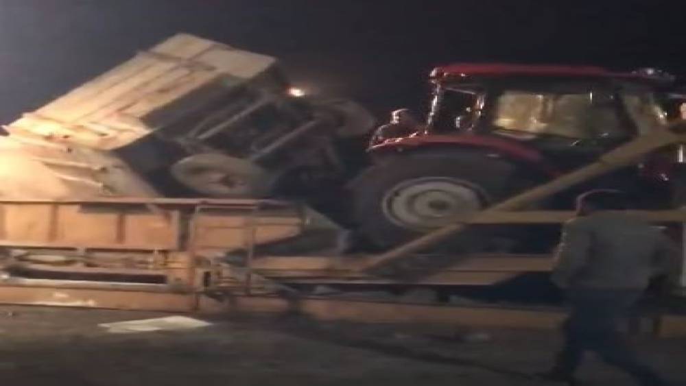 Pancar boşaltan traktörün römorku hazneye düştü
