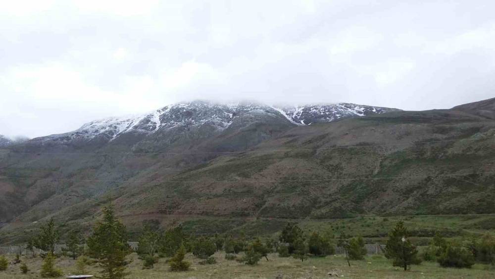Hazarbaba Dağı’na Kar Yağdı