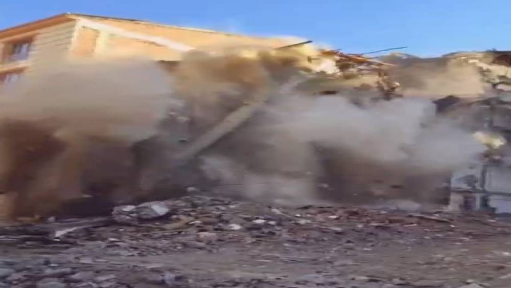 Elazığ’da hasarlı binaların yıkımları sürüyor