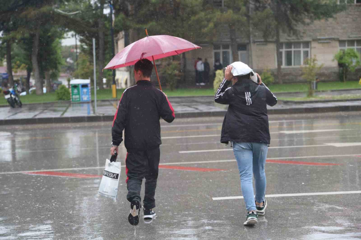  Aniden Bastıran Yağmur Vatandaşı Hazırlıksız Yakaladı