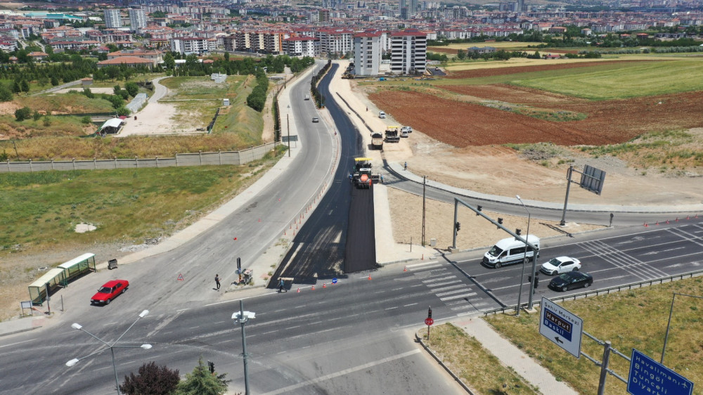 Elazığ Belediyesi Yol Genişletme ve Asfalt Serim Çalışmalarına Devam Ediyor