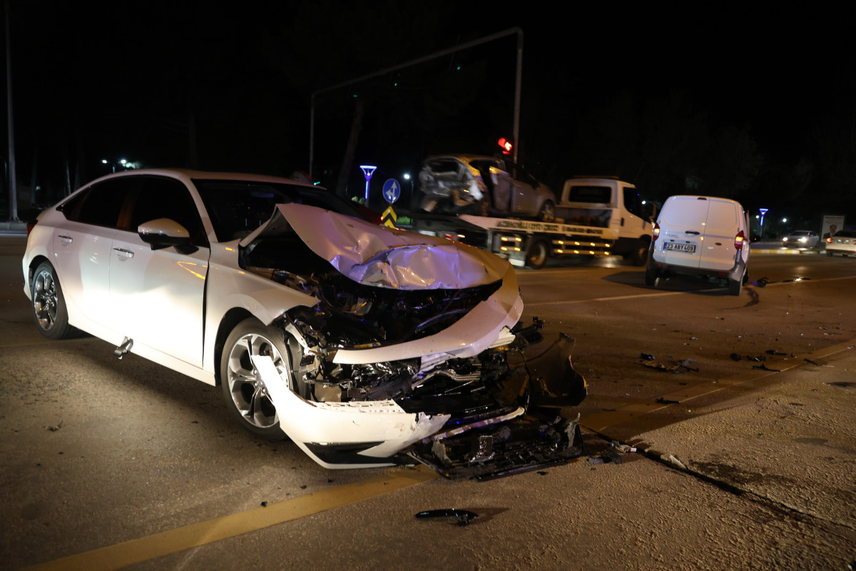 Elazığ’da Hafif Ticari Araç ile Otomobil Çarpıştı: 1 Yaralı