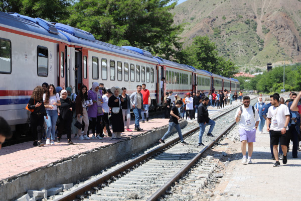 Fırat Üniversitesi, Öğrencilerine Tren Yolculuğu ile Palu Gezisi Programı Düzenledi